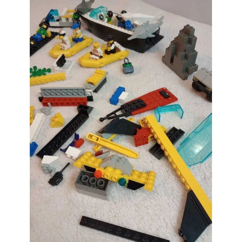 LEGO City Police Boat Shark Rescue Minifigure‎ Vehicles Set